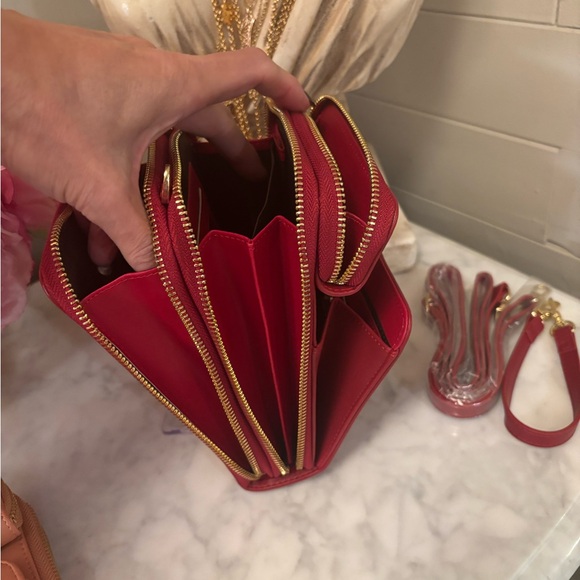 Low start Chic and Sporty POMELO Red Convertible Crossbody clutch Wristlet - Picture 5 of 11